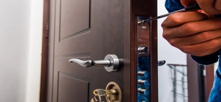 Cerrajero en Malaga reparando puerta